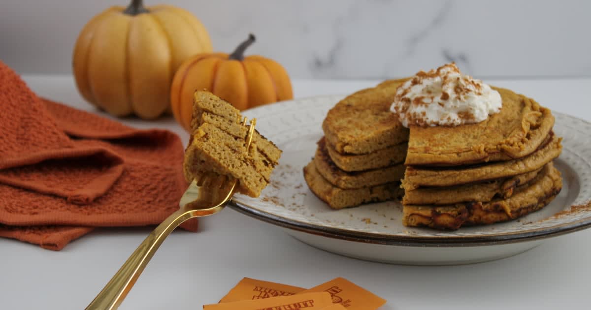 These Keto Pumpkin Spice Pancakes Give All The Fall Vibes Without the Sugar