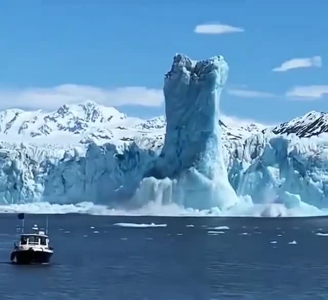 Massive glacier breaking apart in Alaska