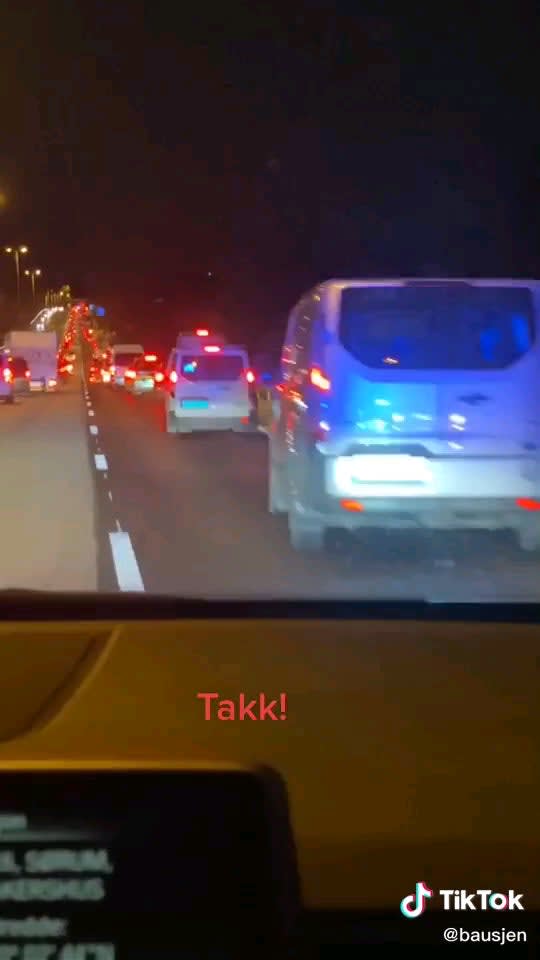 Norwegian traffic splitting for the police to reach an accident site during rush hour