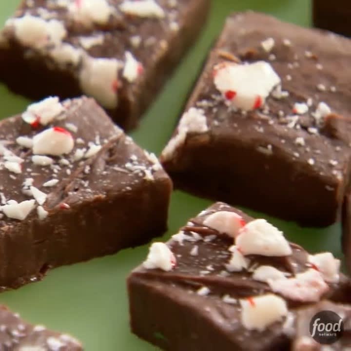 If you love the combination of chocolate and peppermint, @thepioneerwoman's homemade peppermint fudge is for YOU! Don't miss @thepioneerwoman as the bakery owner on CandyCoatedChristmas, streaming only on @discoveryplus! Get the recipe:
