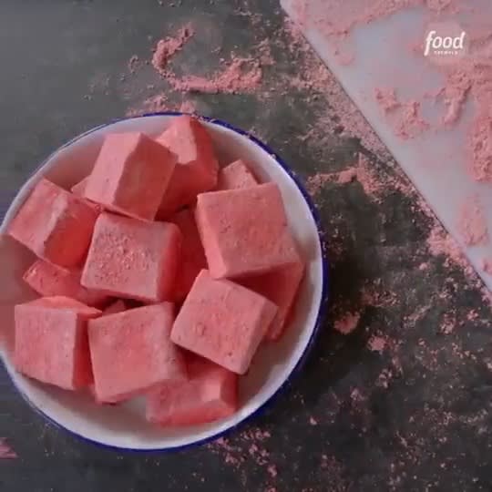@mollyyeh's Homemade Raspberry Marshmallows will brighten up any dessert:
