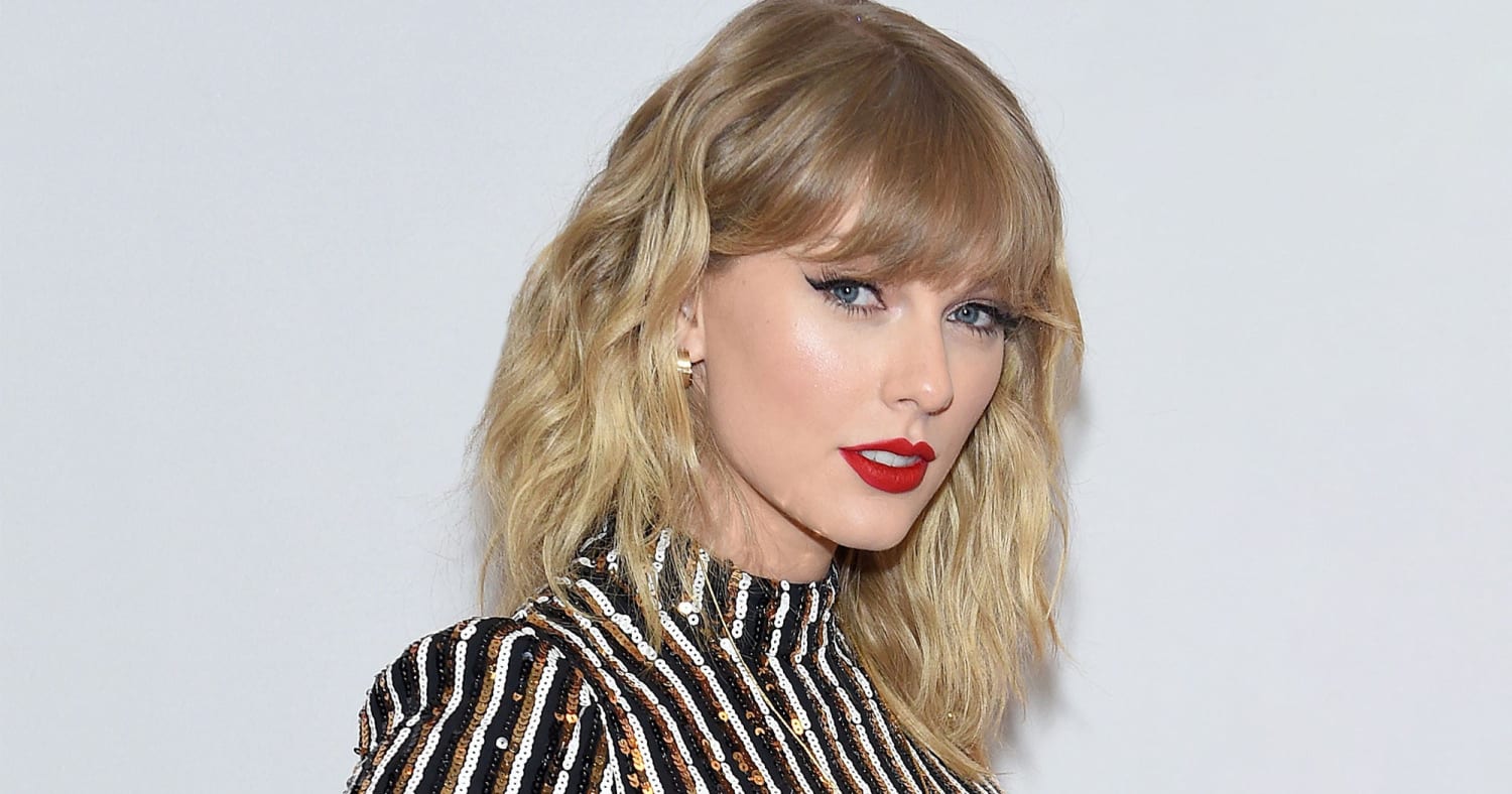 Taylor Swift Rings In 30 With Two Cats-Worthy Birthday Cakes & An Aggressive Holiday Party