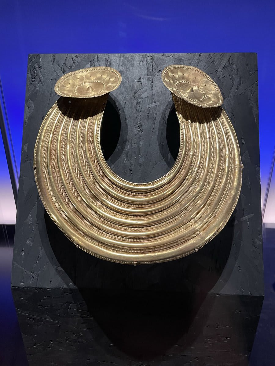 This gold collar was found in Gleninsheen, Co Clare, Ireland. Full of intricate details, it comes from c. 800-700 BC. One of the first exciting items at @britishmuseum TheWorldOfStonehenge exhibition)