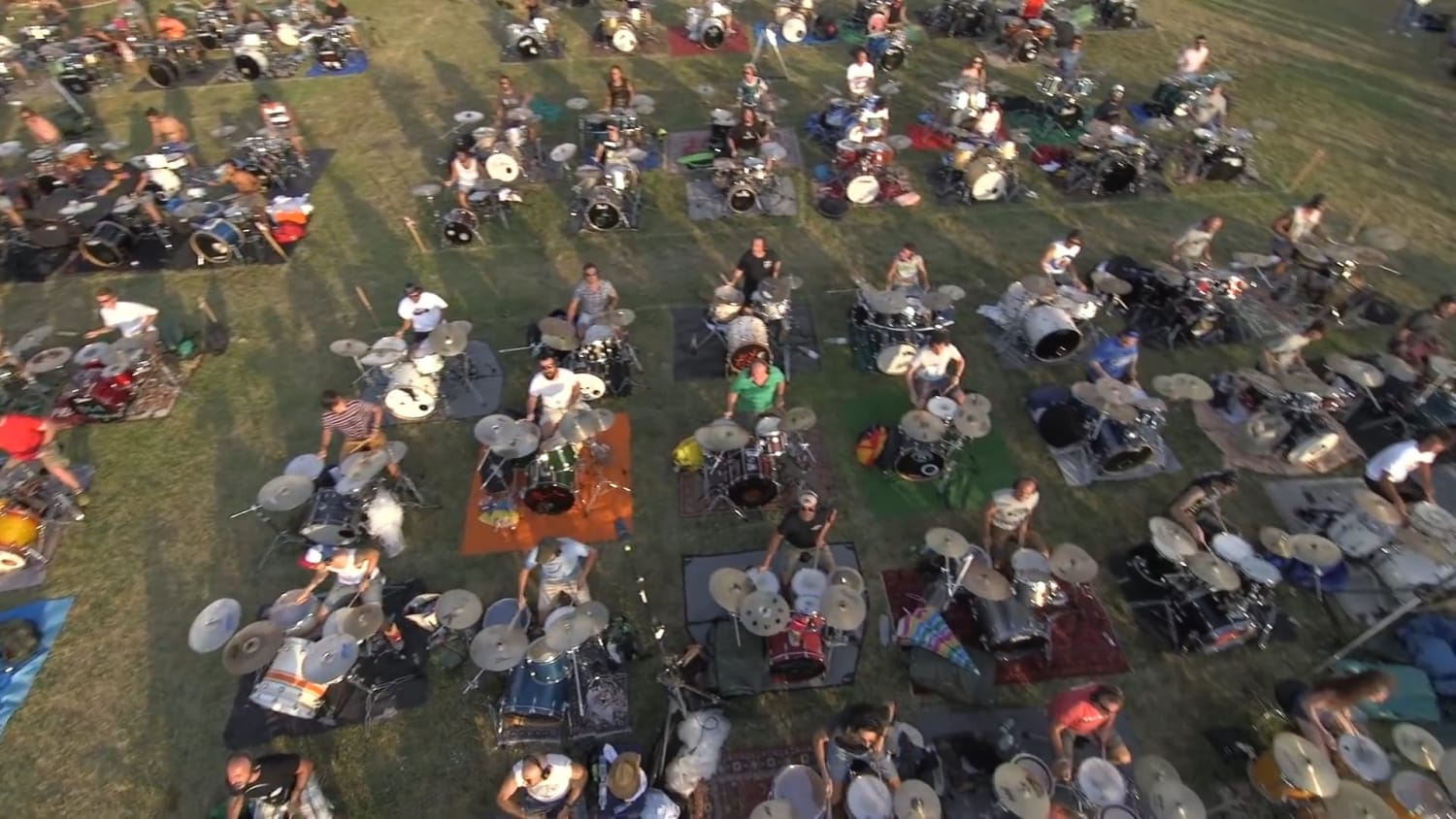The Rockin' 1000 (a rock band comprising 1000 musicians) plays Learn to Fly by Foo Fighters to convince Dave Grohl to come and play in Cesena, Italy.
