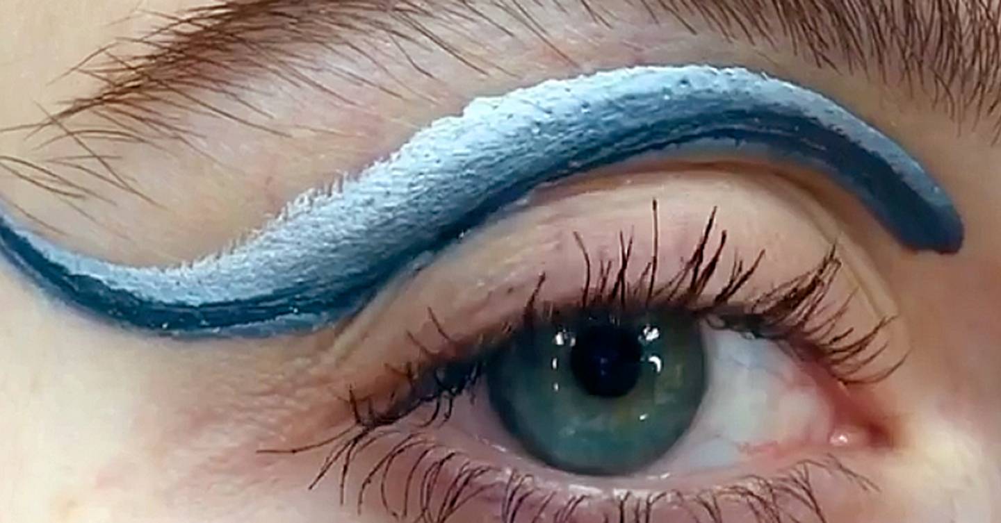 Watch this Instagram user make a gradient cat eye with a single brushstroke