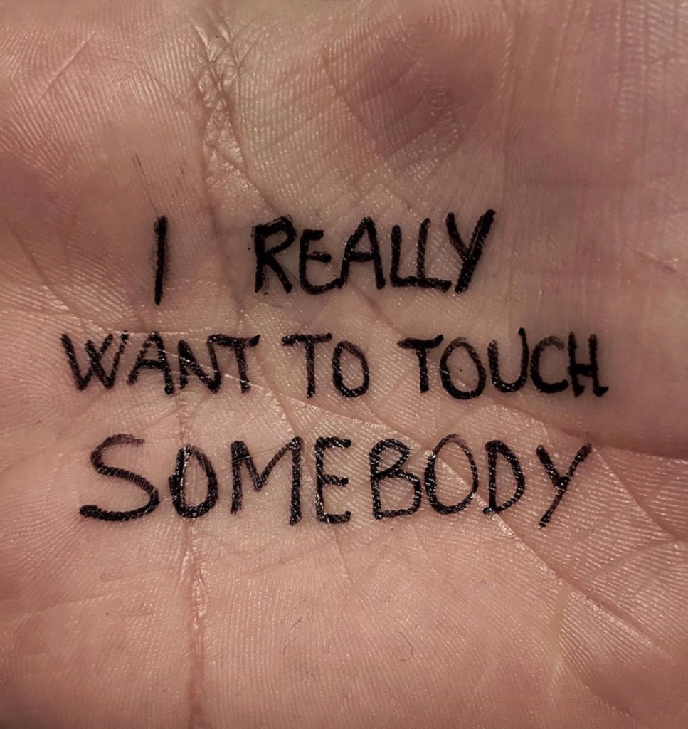 @pleasetalktomyhand, messages on hands by Alessandro Malossi