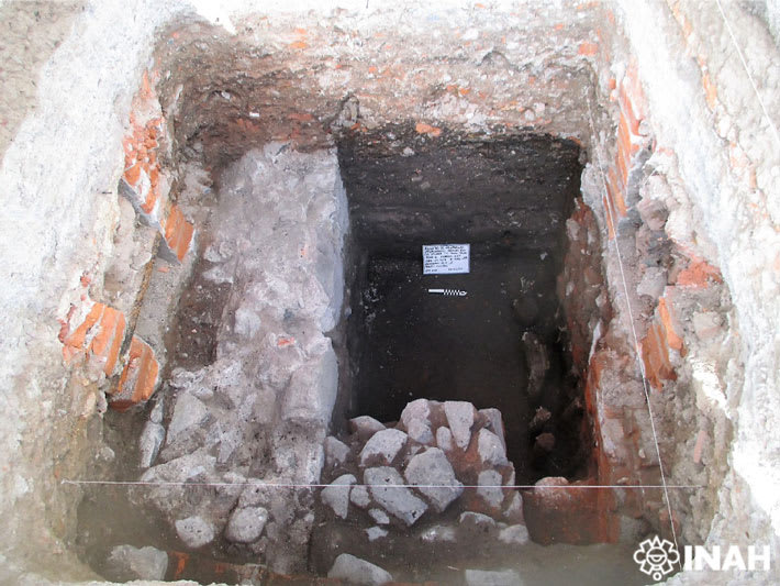 Two funerary vessels holding the remains of infants have been uncovered amid the ruins of an Aztec dwelling dated to about 800 years ago during construction work in the Centro neighborhood of Mexico City.