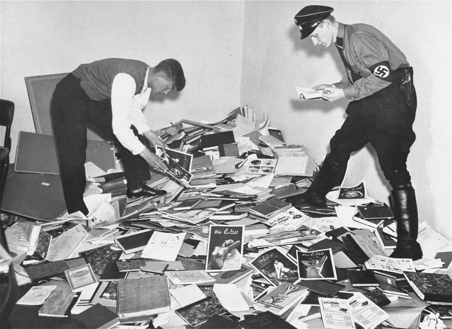 Nazis raiding institute of sexology founded by gay rights activist