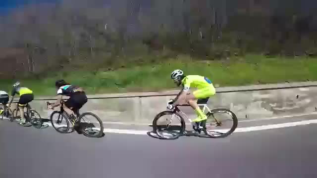 This cyclist unclips from his pedals, lies down on the seat and stretches out to achieve ultimate aerodynamic efficiency and overtake others.
