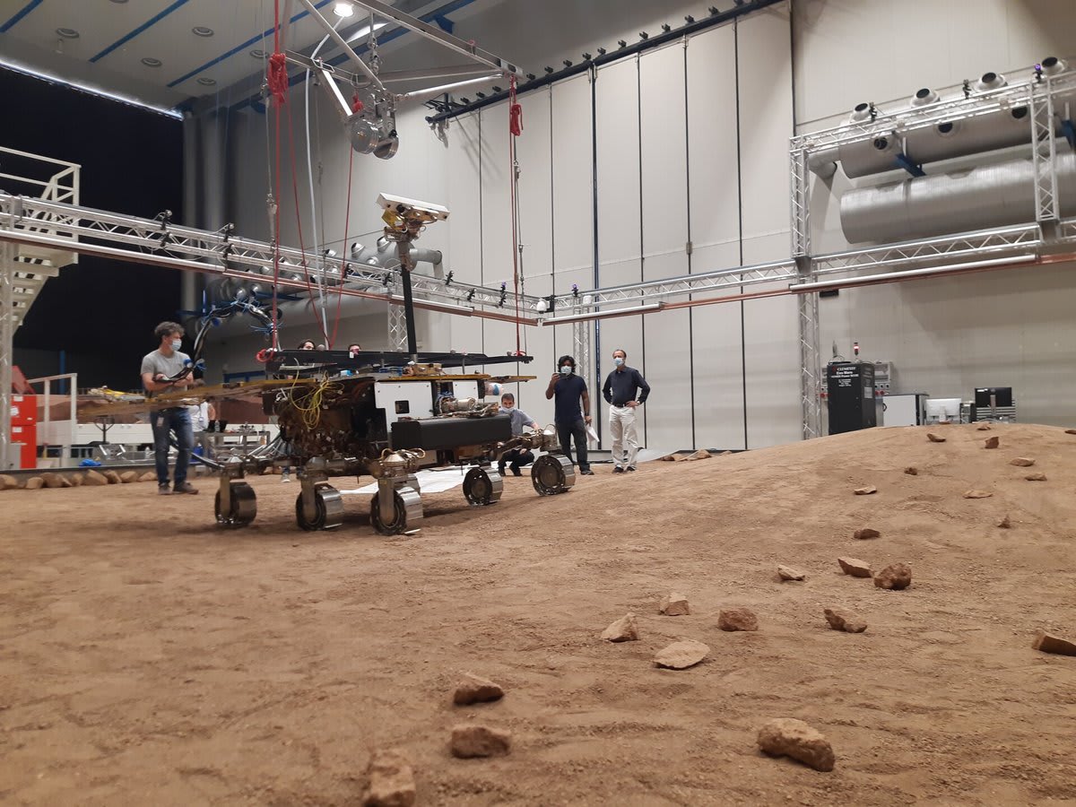 📷The replica @ESA_ExoMars RosalindFranklin rover that will be used to support mission training and operations for the real @ESA_MarsRover completed its first drive around the Mars Terrain Simulator at @ALTECSpace, Italy 👉https://t.co/hMXsm0ZCEo