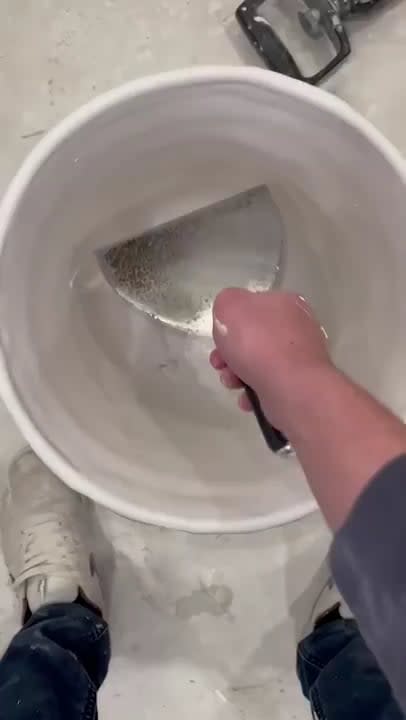 Cleaning the inside of a bucket