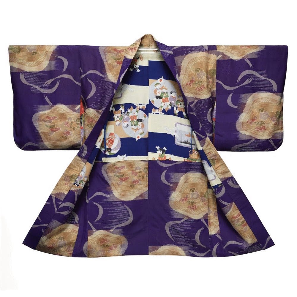 DidYouKnow Our exhibition 'Weapons of Mass Seduction' features 10 propaganda kimonos. In Japan, imperialist and nationalist imagery found its way onto kimonos, obis (sashes), juban (under kimono robes), and other traditional apparel.