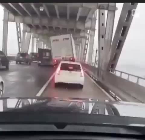 Strong winds almost blows truck off the side of a bridge. San Francisco, California 24/10/2014