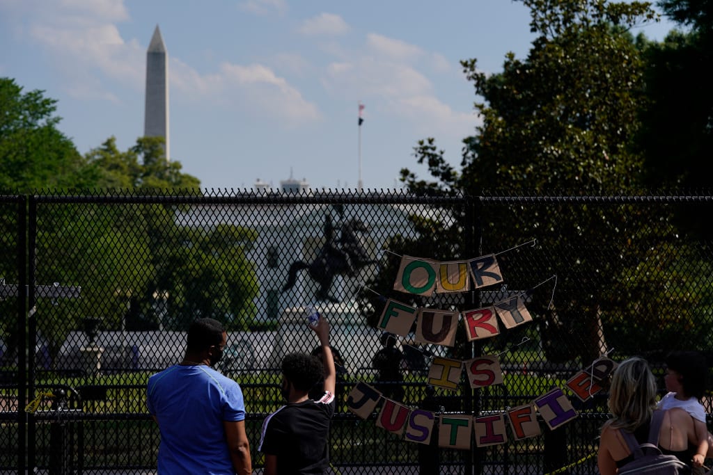 White House fortifies security perimeter fence
