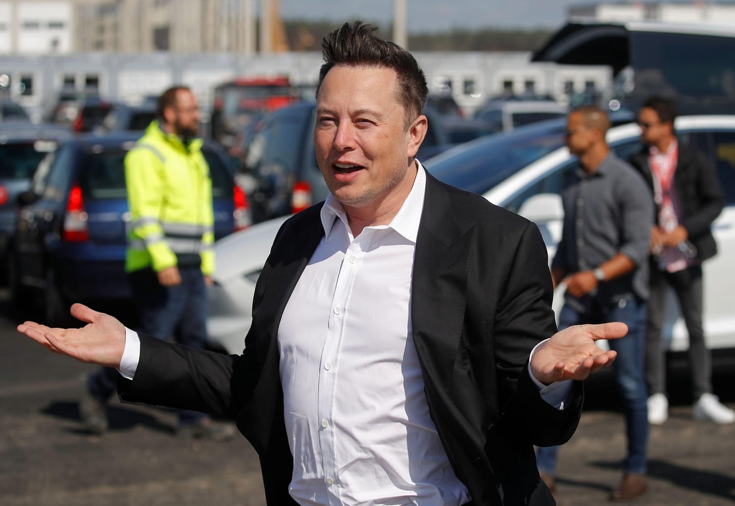 Elon Musk gets roasted for skit tweets ahead of hosting 'SNL'