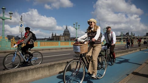 The UK has opened a 1,300 km cycle trail linking England and Scotland