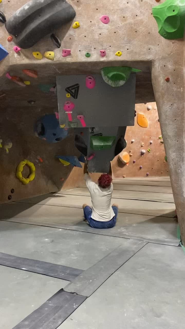 Our Gym got New Volumes so we Set this incredible Stalactite Mashup in our roof section. This is my favorite climb from that set :)