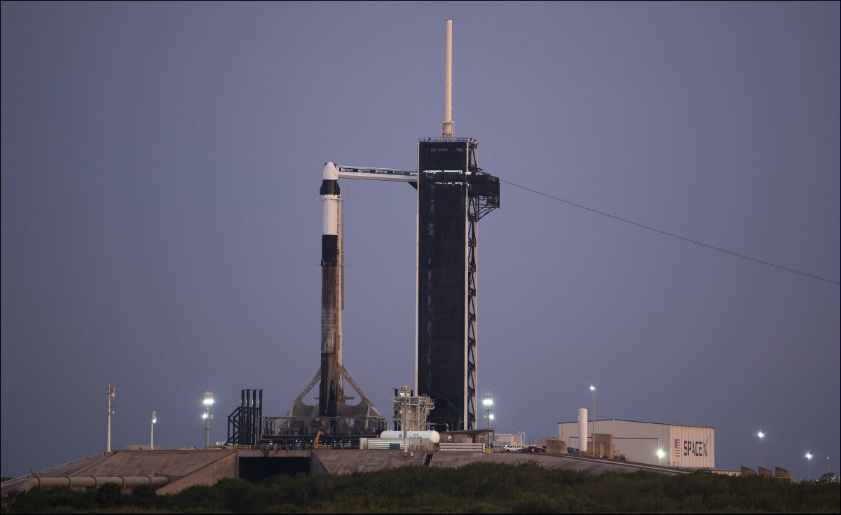 The @SpaceX Falcon 9 and Crew Dragon spacecraft are seen at sunset as preparations continue for launch of the @Axiom_Space Ax1 mission to @Space_Station on April 8 at 11:17 a.m. EDT 📷