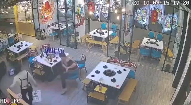 Chinese waitress kicked down two drunkards