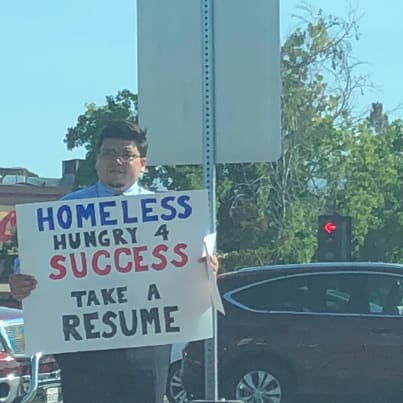 Homeless man hands out resumes to passersby, gets inundated with hundreds of job offers