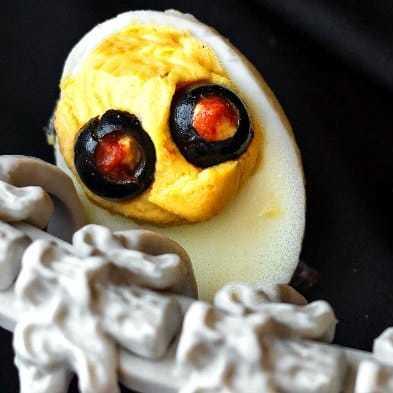 Devilish Halloween Deviled Eggs #HalloweenTreatsWeek