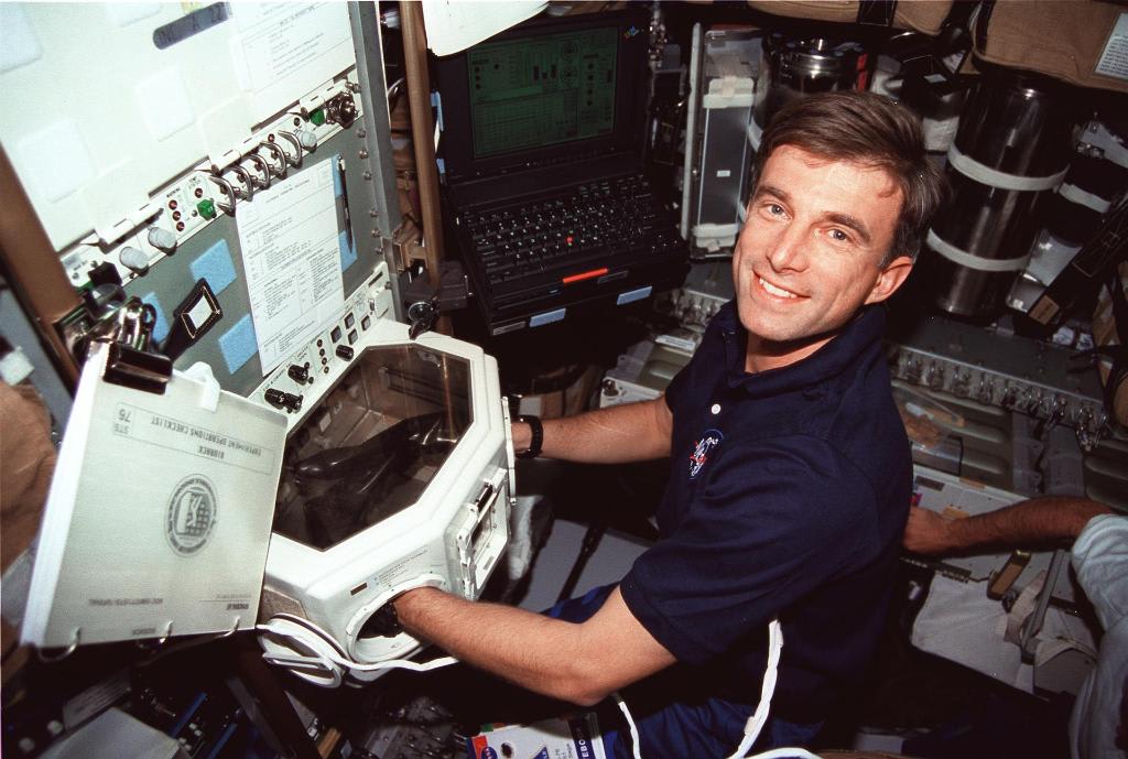 Wishing a happy birthday to astronaut Ron Sega! He flew on STS-60 (Discovery) in 1994 and STS-76 (Atlantis) in 1996. A distinguished graduate of @AF_Academy, Sega has logged over 420 hours in space.