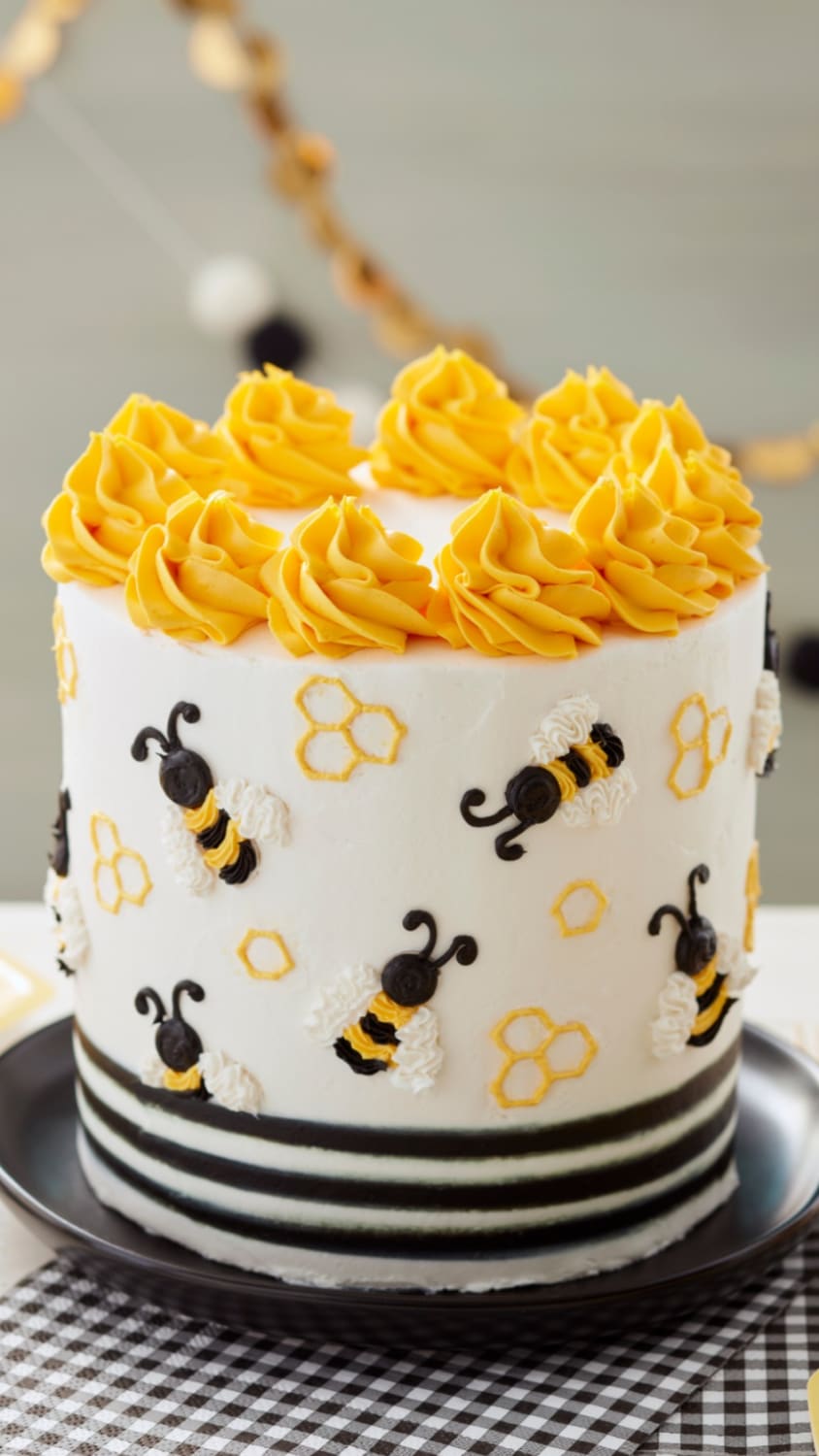 Bees Knees Star Fill-In Cake