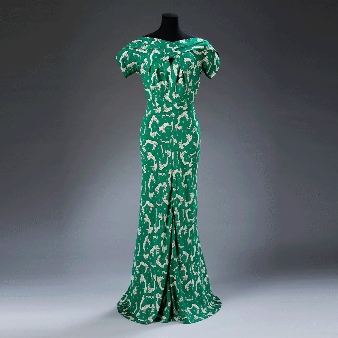 One of the great talents of haute couture, Charles James created complex shapes through masterful cutting & seaming🪡✂️ The textile of this 1938 Charles James dress was designed by the artist Jean Cocteau. The masks in the print depict Cocteau & his lover, actor Jean Marais.