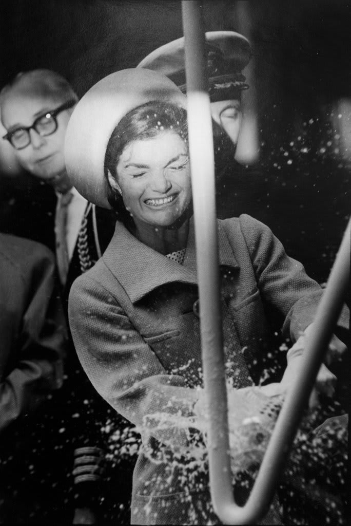 Only one week left to see Bill Eppridge @Monroegallery closing on Sept 15. Don't miss it if you're in Santa Fe, New Mexico. https://t.co/b61NWIiihm 📷Bill Eppridge, Jackie Kennedy Christens the Lafayette, Groton, CT, 1962. ©Bill Eppridge/Courtesy Monroe Gallery of Photography.