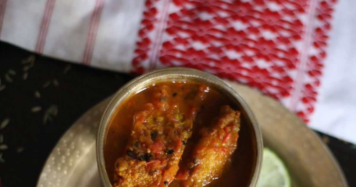 Maasor tenga or Assamese style sour fish curry