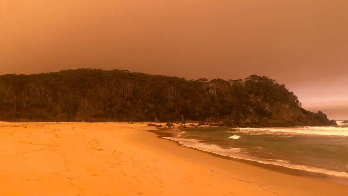 Thousands shelter on beach as fires hit Mallacoota, Vic