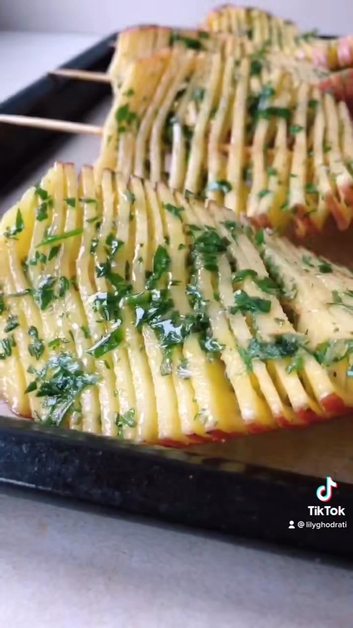 Accordion potatoes recipe [Video] in 2021 | Healthy potato recipes, Diy food recipes, Vegetable dishes