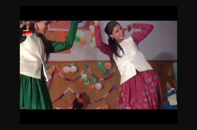 Himachali Boys and Girls Dance in Pahari Song - Himachali Girl