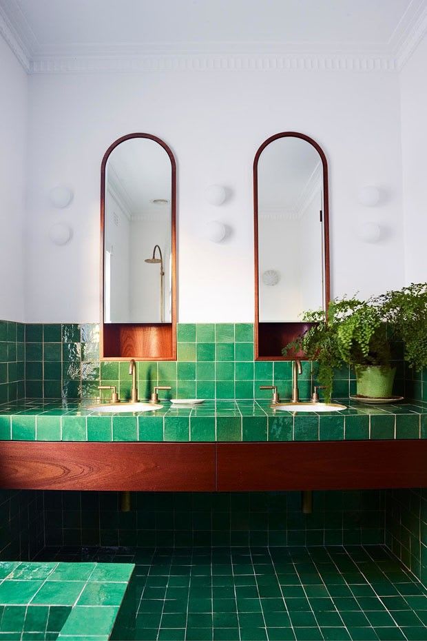 Décor do dia: banheiro com ladrilho verde e toque art déco