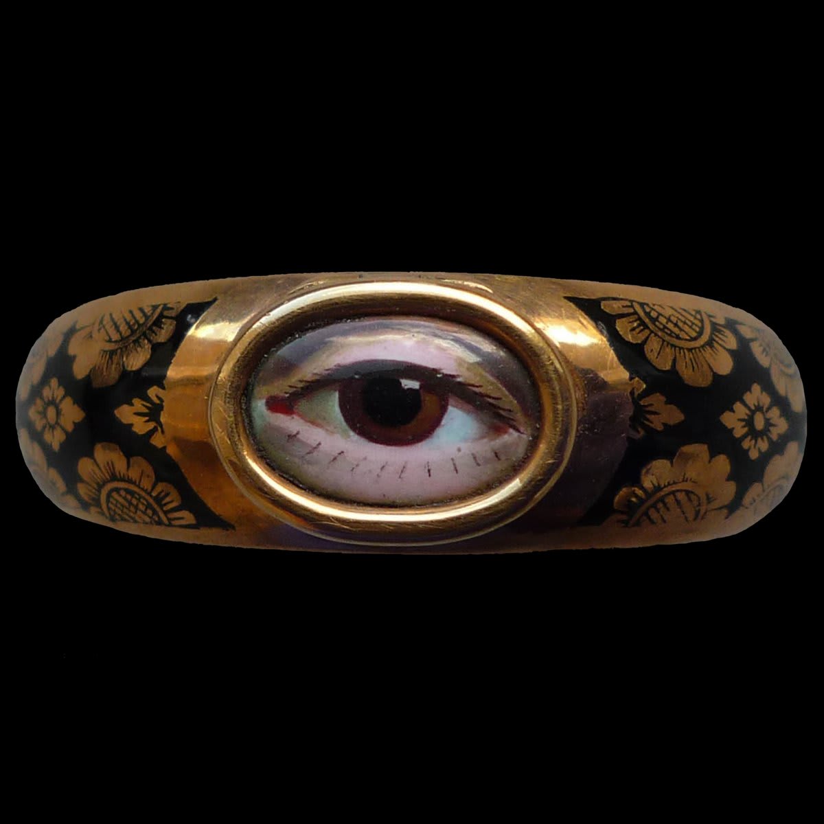 👁 Let’s take a closer look at this intriguing mourning ring 👁 The enamelled eye opens up to reveal a secret locket, and the band of the ring is hollow so the hair of the deceased could be stored inside 🔎🔗