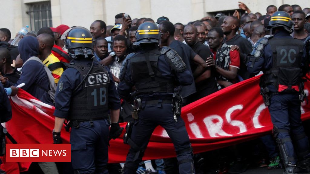 'Black vest' protesters storm Paris monument