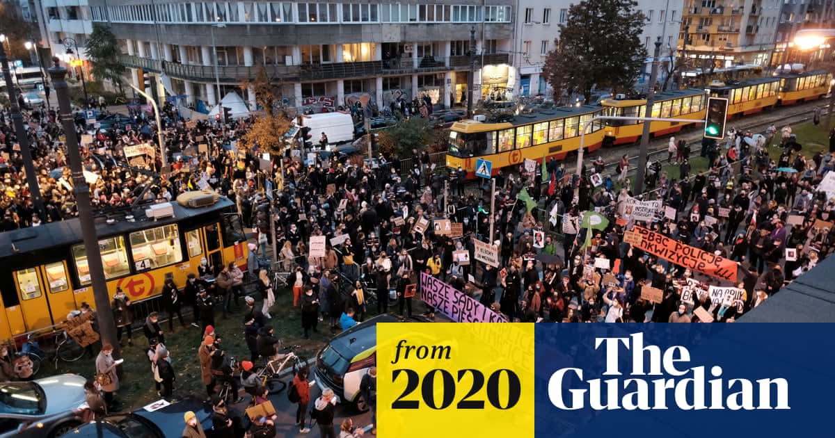 Polish pro-choice protests continue with blockades and red paint