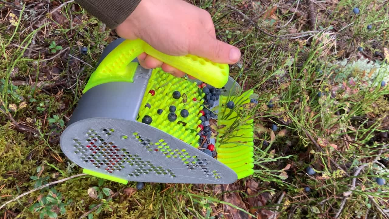 3D printed Berry harvester with ”hedgehog leaf cleaning” 🦔🍃🍇technology. It does not damage plants more than animals do and the leaves from plants would fall off in the autumn anyway. This berry picker is 100% 3D printed and assembled without any clue. Engineered by Olev Korb in Estonia🇪🇪