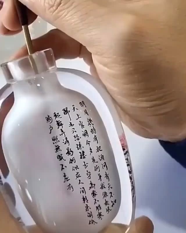 Writing Chinese calligraphy characters backwards, inside a bottle