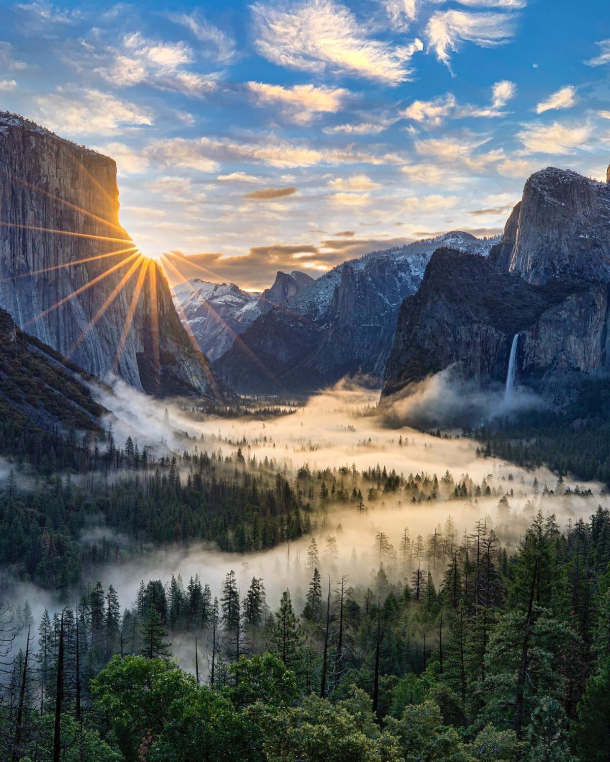Sunrise over morning fog in Yosemite Valley, Yosemite National Park, California.
