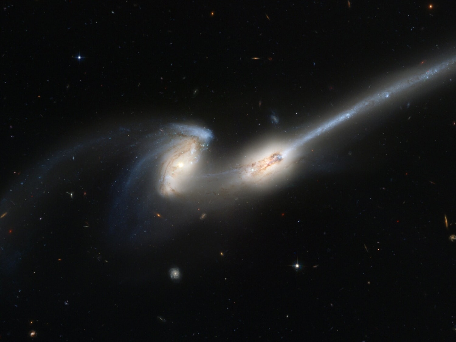 Mergers between galaxies trigger activity in their core
