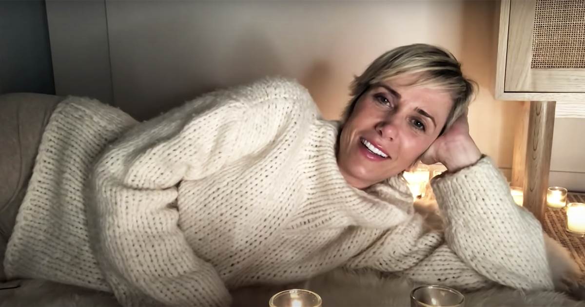 Kristen Wiig thanks her mom for teaching her about 'breastfeeding' during 'SNL' finale