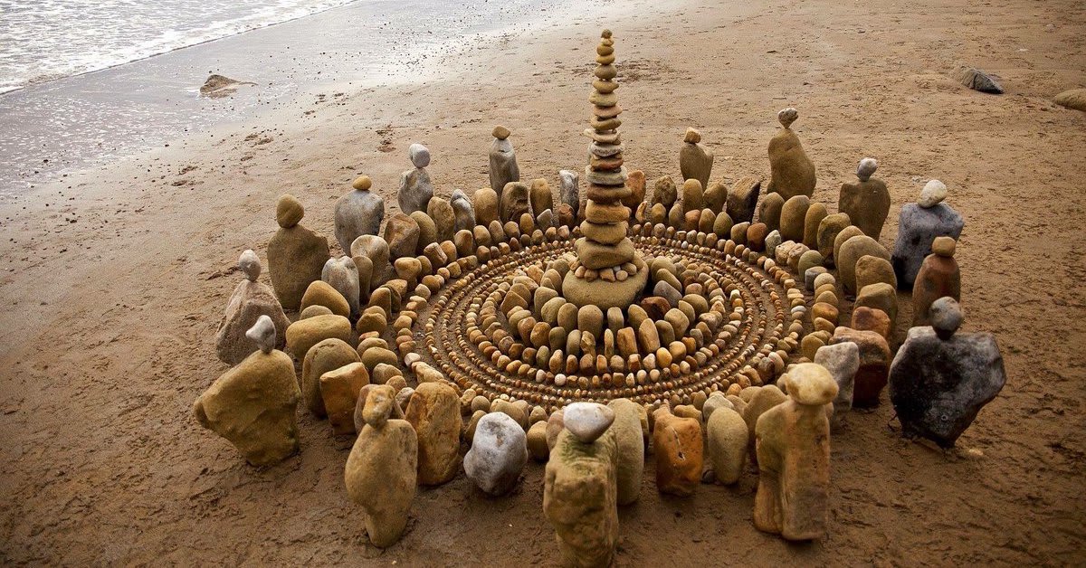 Land Artist Arranges Stones and Leaves Into Mesmerizing Mandalas and Spirals