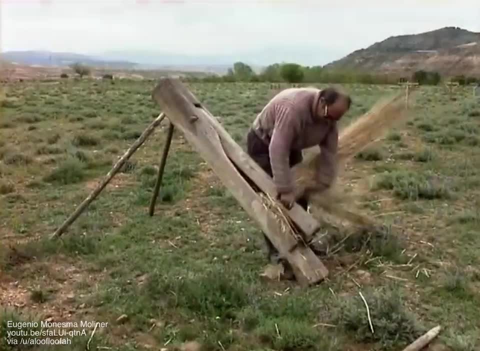 How traditional hemp rope is made (from smashing grass fibres to braiding)