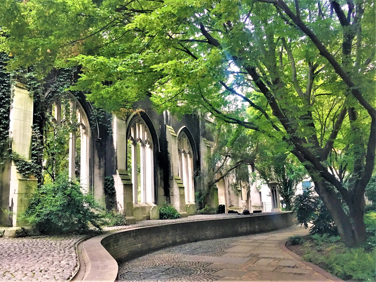 Serenity amongst Ruins - 8 Reasons Why you should visit St Dunstan in the East, London - My Timeless Footsteps