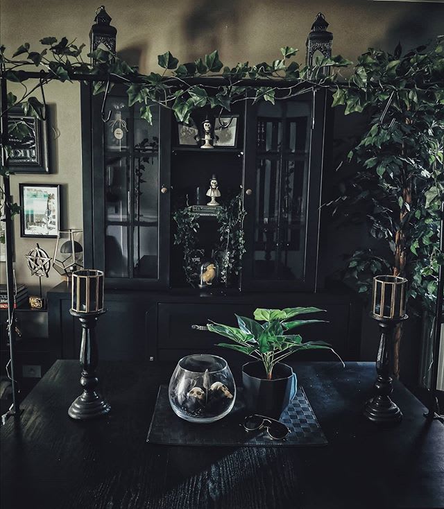 ᒐɩ⳽ᥲ ᘎᥱɾɾყt 🜏 auf Instagram: „One day we'll fill this cabinet with trinkets and skulls and curiosities … | Goth home decor, Gothic home decor, Gothic decor bedroom