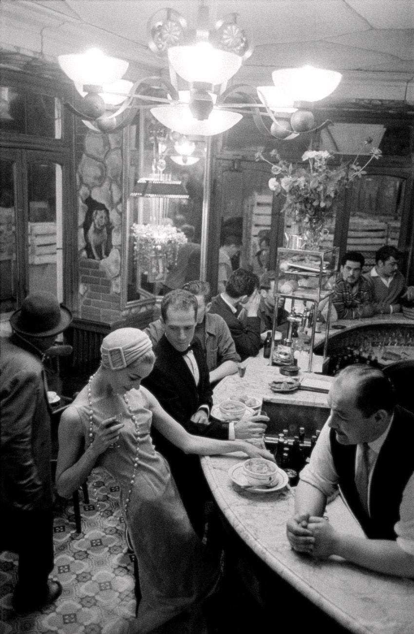 A couple at a restaurant in Paris, photographed by Frank Horvat, 1957