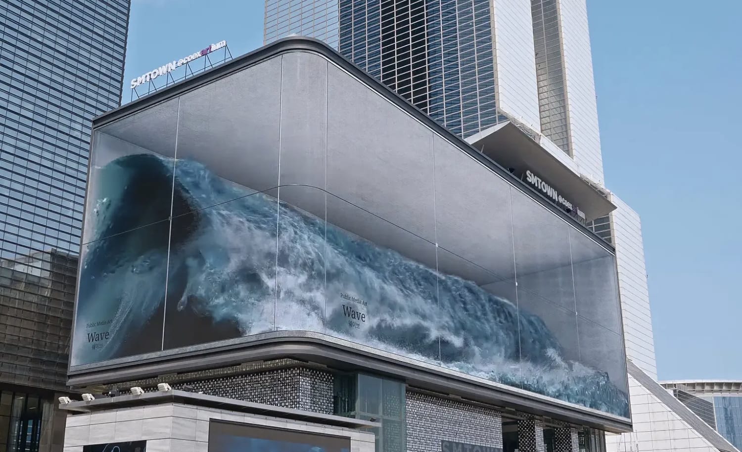 This Huge Crashing Wave in a Seoul Aquarium Is Actually a Gigantic Optical Illusion
