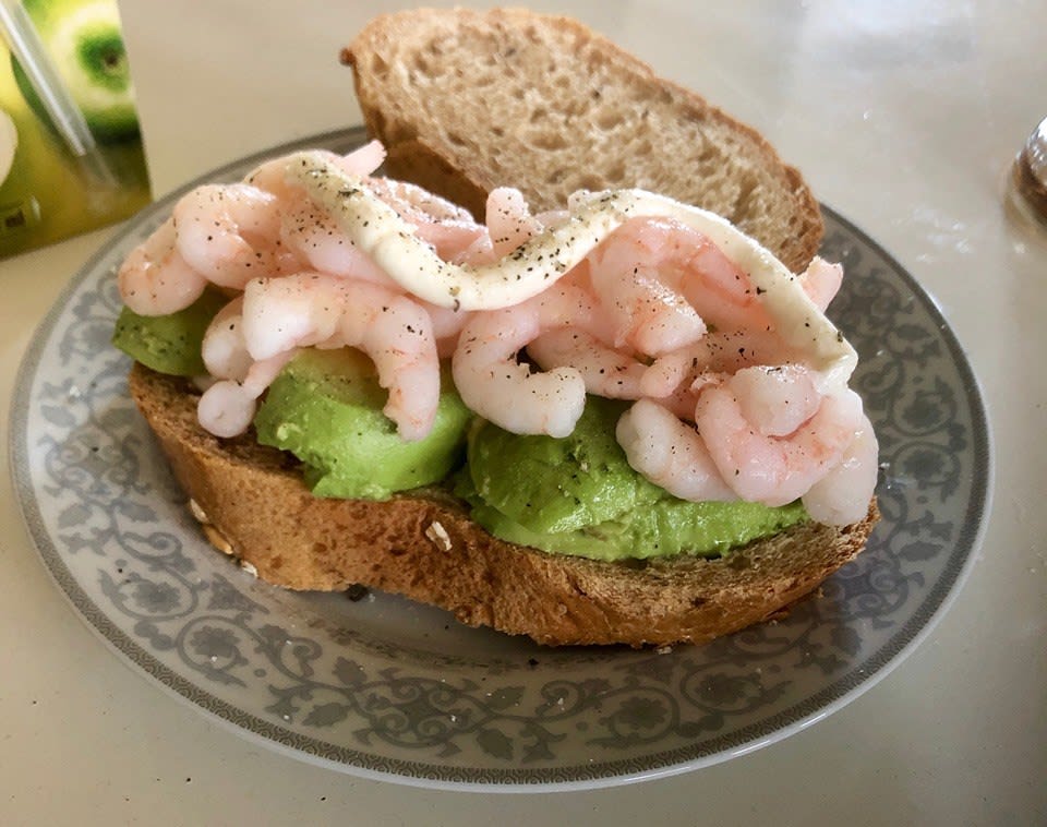 Bread with healthy Avocado, Shrimps and Mayo topping