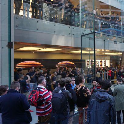 iPhone XS draws crowds to Apple stores, even after all these years